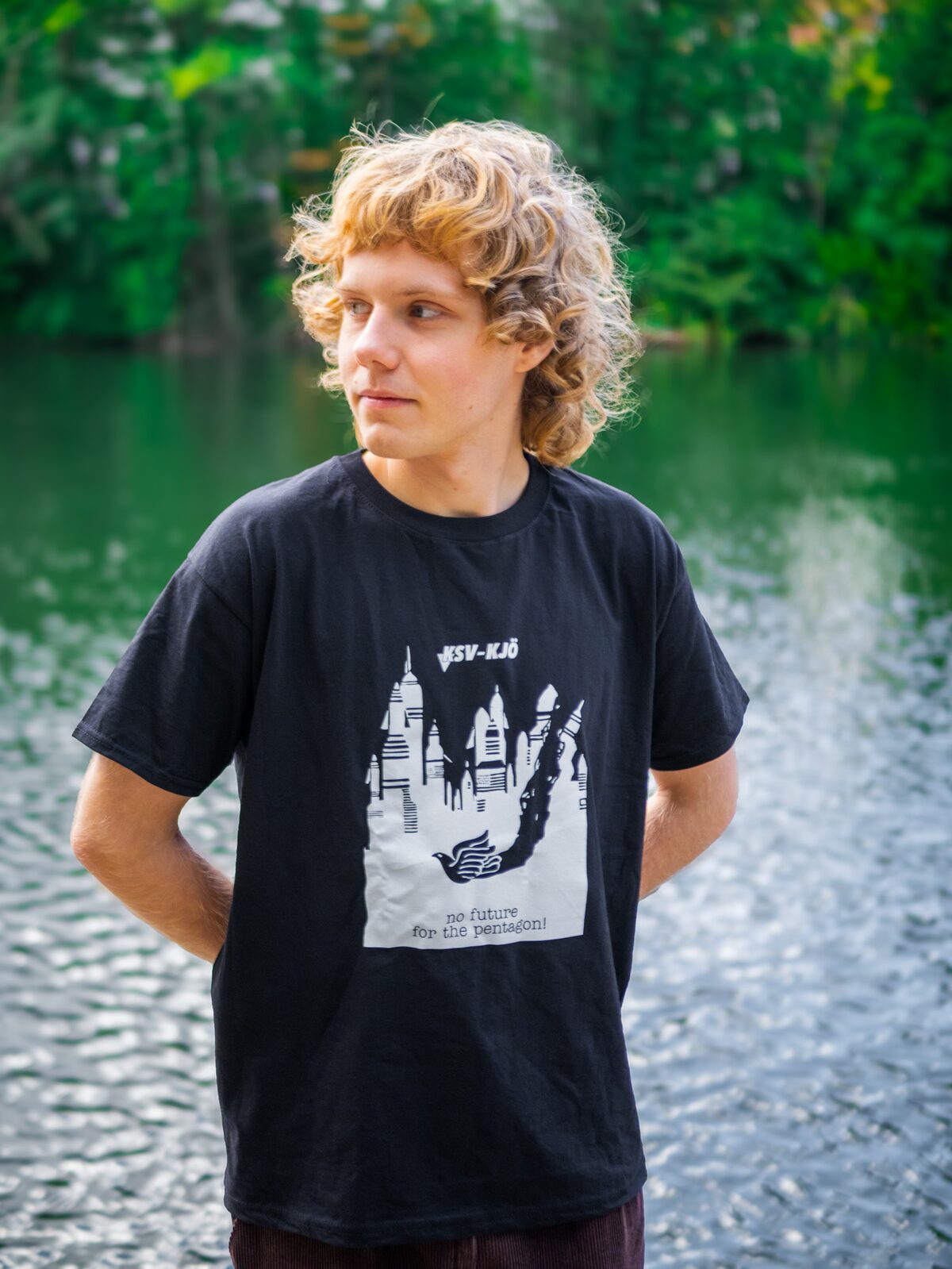 "No Future For The Pentagon" T-Shirt